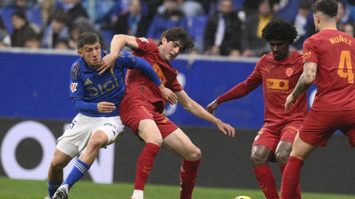 OVIEDO, 14/03/2026.- El centrocampista del Valencia, Javi Guerra (2i), protege el balón ante el centrocampista argentino del Oviedo, Thiago Fernández, durante el encuentro correspondiente a la jornada 28 de LaLiga EA Sports que disputan este sábado Real Oviedo y Valencia CF en el estadio Carlos Tartiere de Oviedo. EFE/ Eloy Alonso