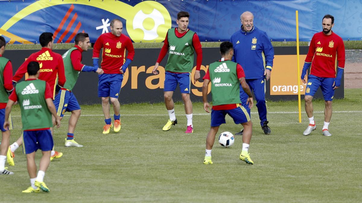 Vicente del Bosque y los jugadores en el entrenamiento del viernes en la Isla de Ré