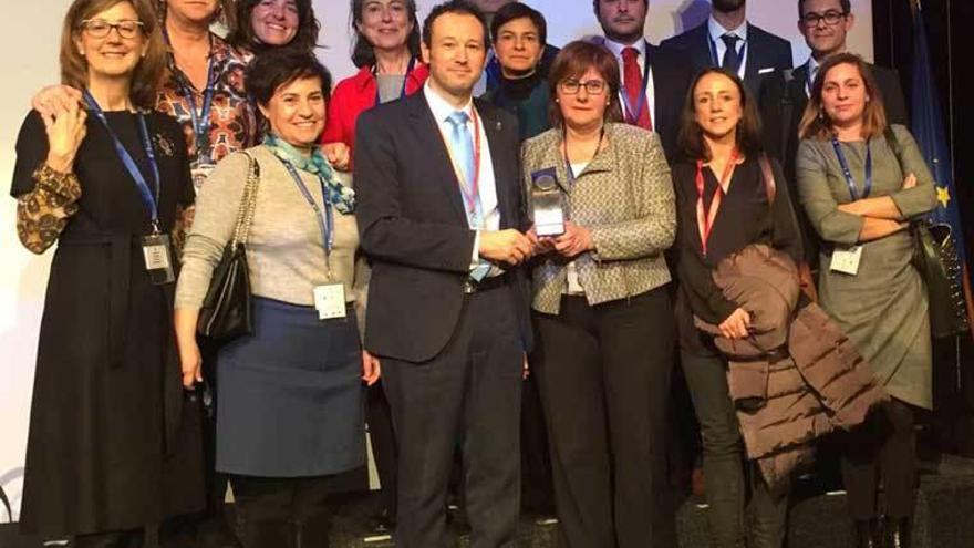 Los consejeros Guillermo Martínez y Pilar Varela con representantes del Gobierno regional y del partenariado, ayer, tras recoger el premio en Bruselas.