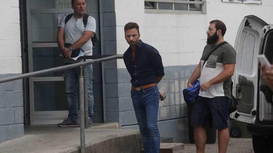 Iván Palacios, a la izquierda, en Miranda con Alan Menéndez (director deportivo) y Olmo Maroto (entrenador de porteros).