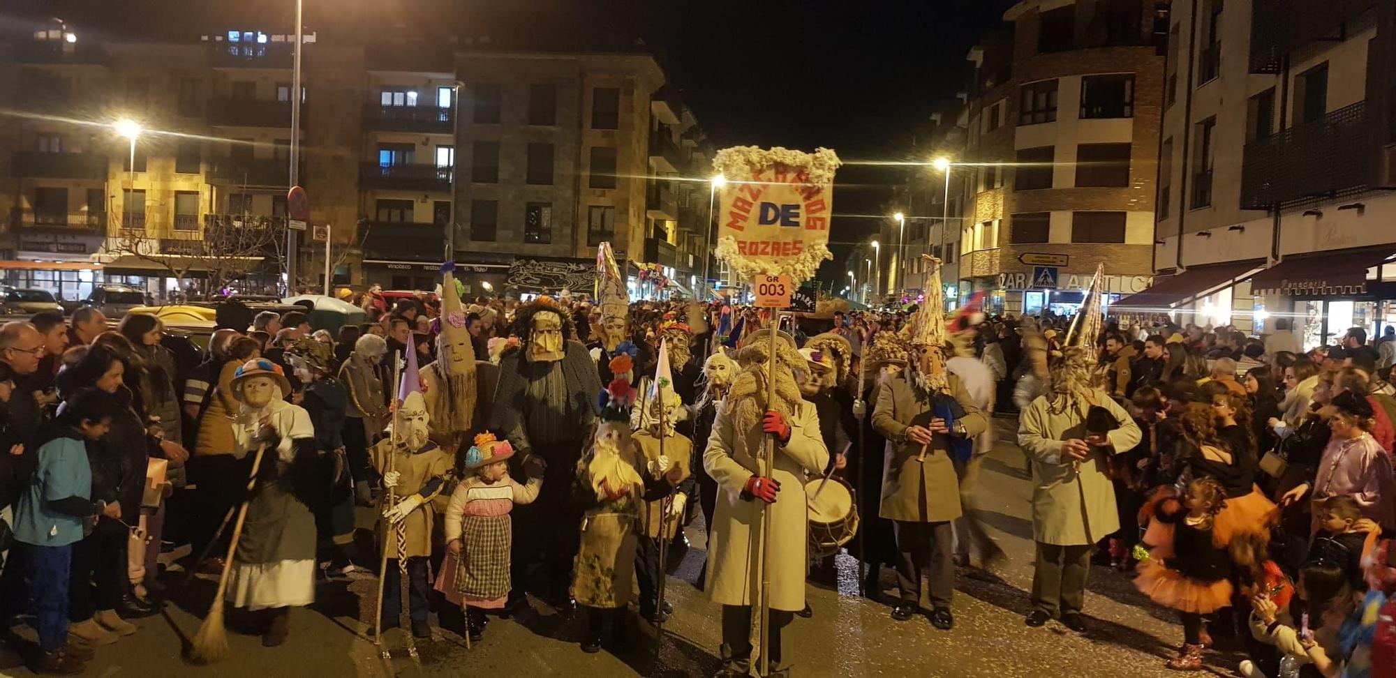 Villaviciosa pinta el mejor Carnaval: explosión de colorido en la cita más multitudinaria de los últimos años