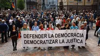 Cientos de personas piden en Zaragoza "parar la máquina del fango" y muestran su solidaridad con Sánchez