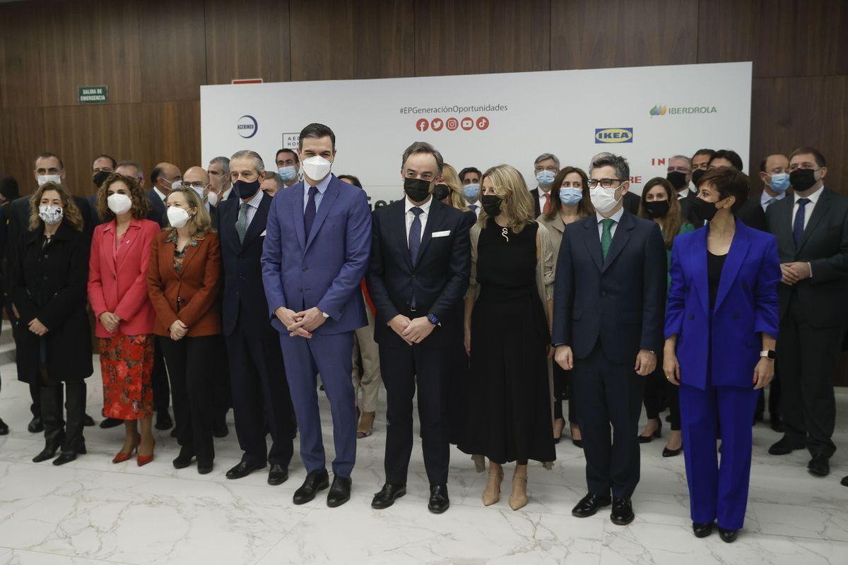 El presidente del Gobierno, Pedro Sánchez, junto a algunos miembros del Ejecutivo y representantes empresariales.