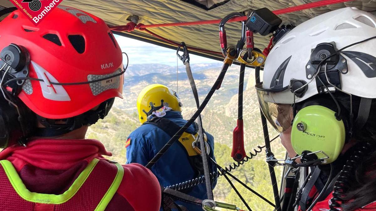 Vuelo del equipo de rescate en búsqueda del hombre herido en la sierra del Cabeçó d'Or.