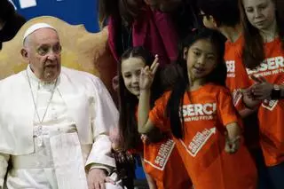El Papa aboga por políticas sociales que eviten a las mujeres tener que "elegir entre trabajo y cuidado de los hijos"