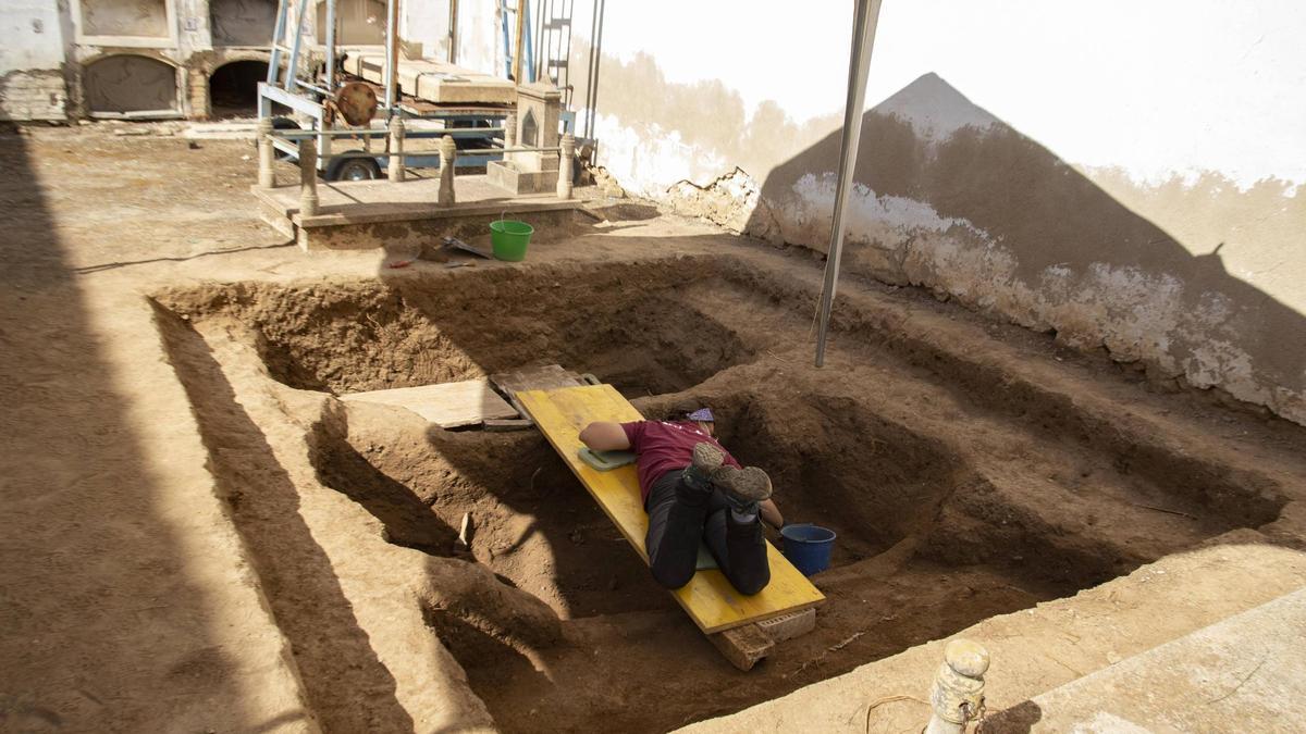 Trabajos de excavación en el cementerio civli.