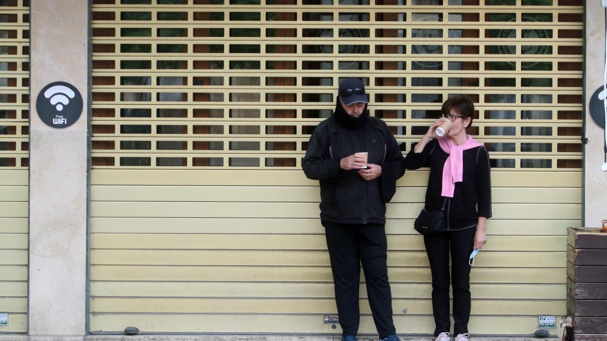 Imagen de archivo de un comercio cerrado en Málaga capital durante la pandemia