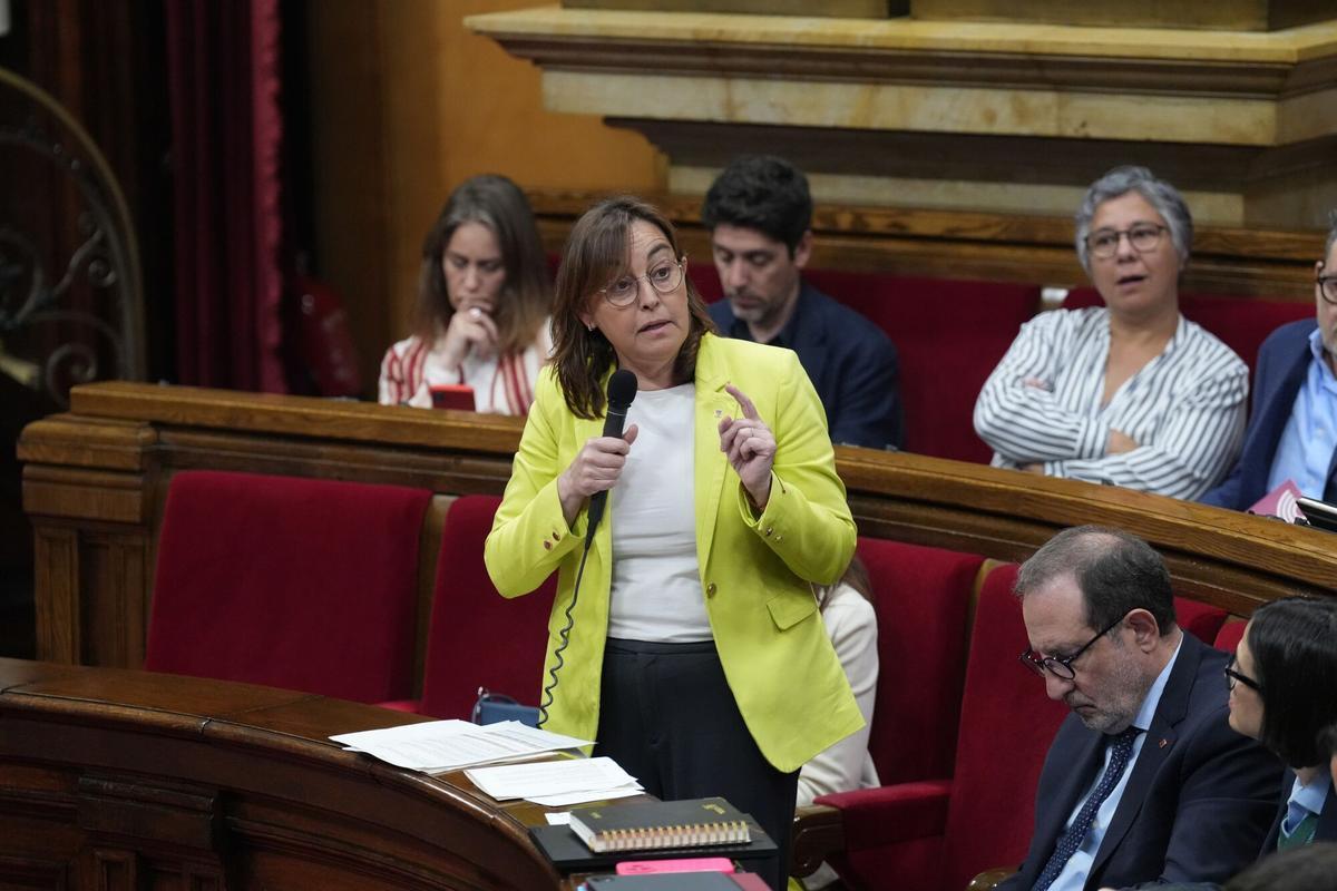 La consellera de Territori, Sílvia Paneque, durante un pleno en el Parlament de Catalunya.