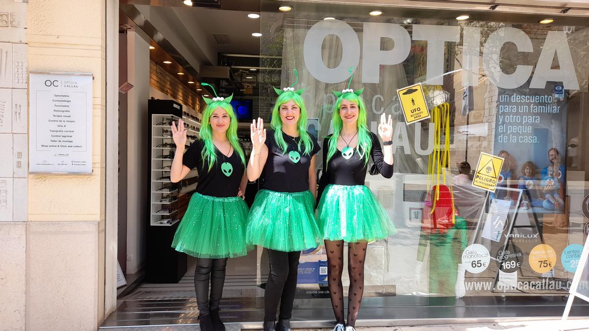 Los comercios también se han sumado a la fiesta y han atendido a la gente disfrazados.