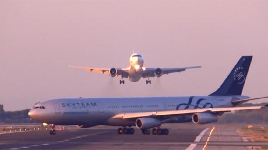Un avión se cruza con otro mientras aterrizaba