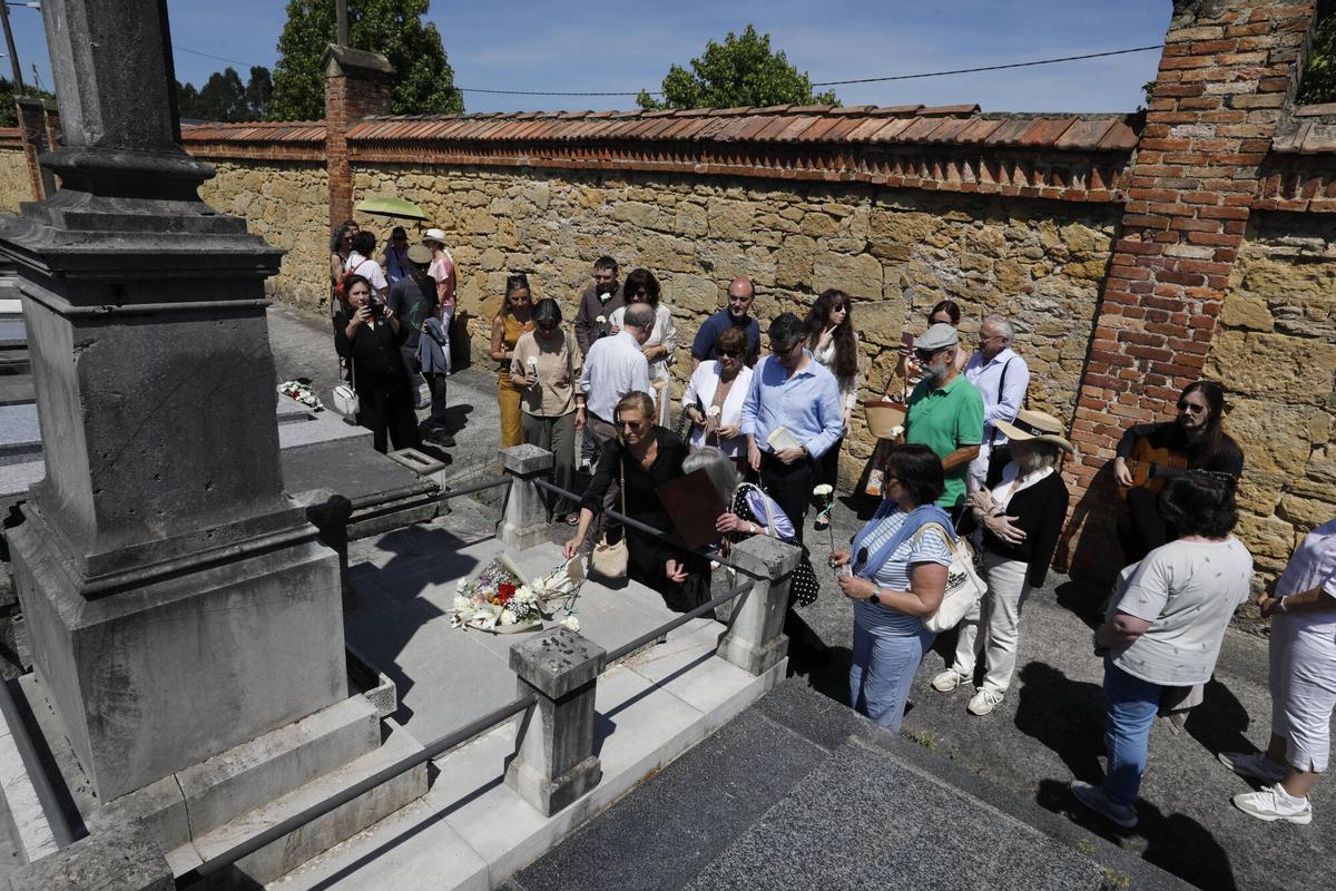 Oviedo. La Entidad Cultural Gaudiosa Asturias rinde homenaje a Leopoldo Alas Clarín en el 125.º aniversario de su fallecimiento en el cementerio de San Salvador