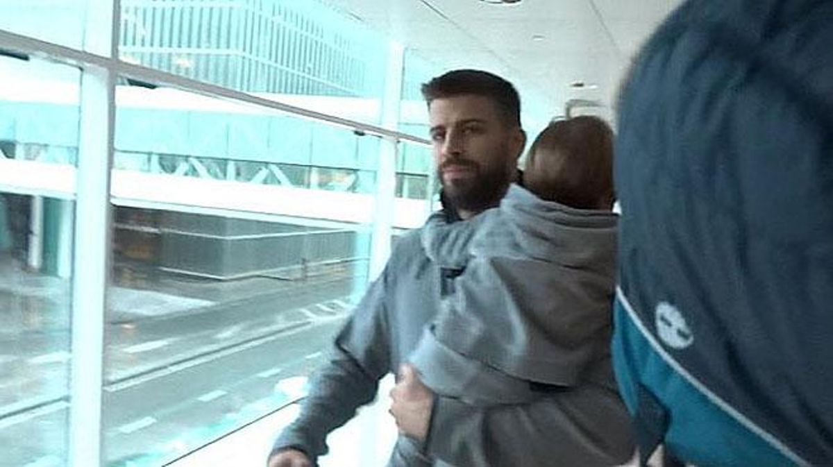 Piqué, amb els seus fills a coll i amb Shakira cap a Colòmbia, s’encara amb una reportera.