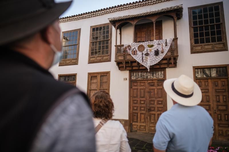 Balcones engalanados por la festividad de San Benito.