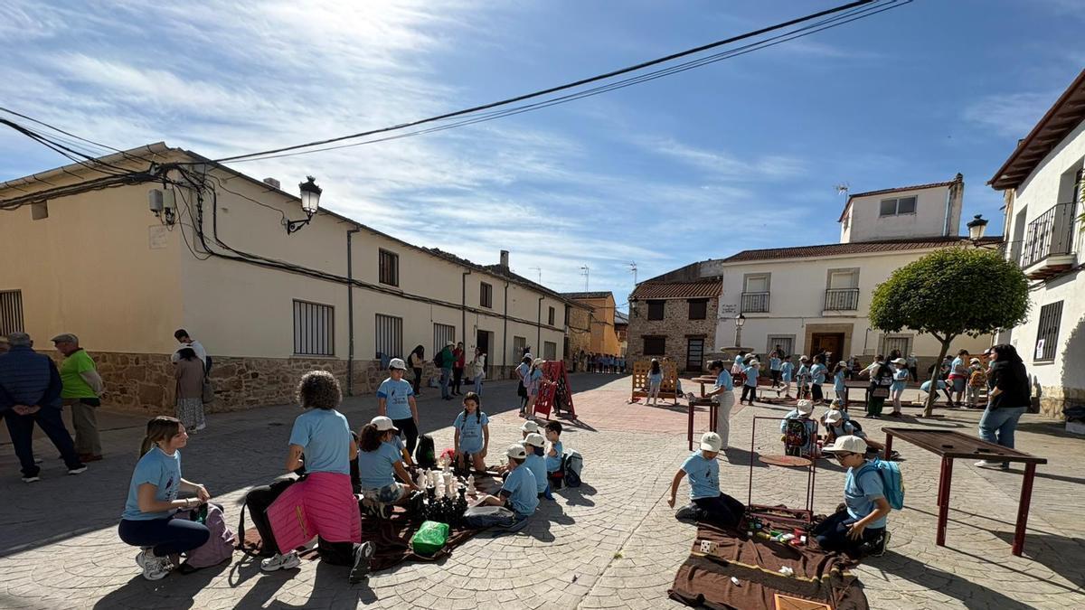 La Geoconvivencia 2026 reúne a 1.151 escolares en Villar del Pedroso para divulgar el patrimonio del geoparque