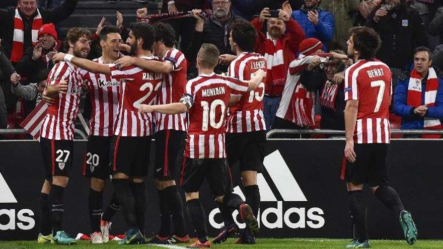 Los jugadores del Athletic festejan su segundo gol de ayer. // M. Toña