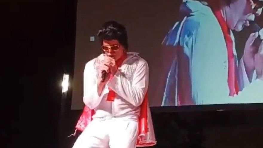 Sant Joans Bürgermeister Richard Thompson als Elvis Presley.