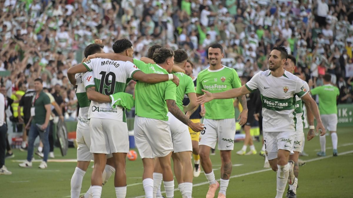 Los jugadores celebran una victoria en el Martínez Valero.