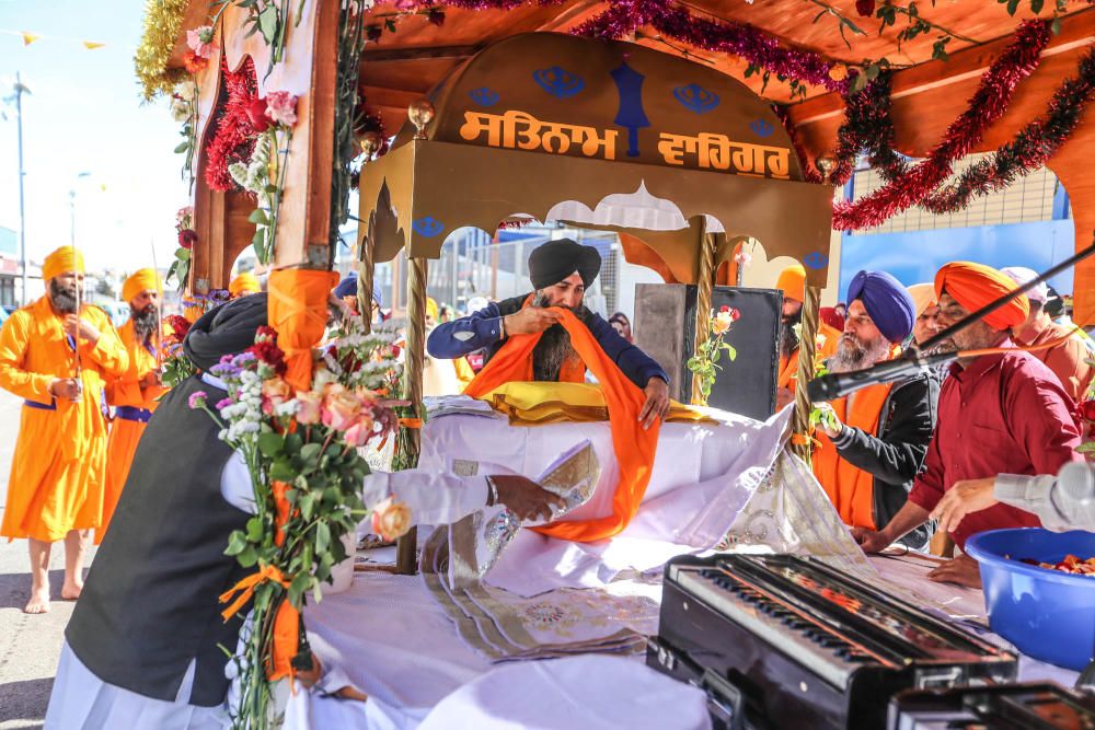 La comunidad Sikh recorre Torrevieja en un colorid