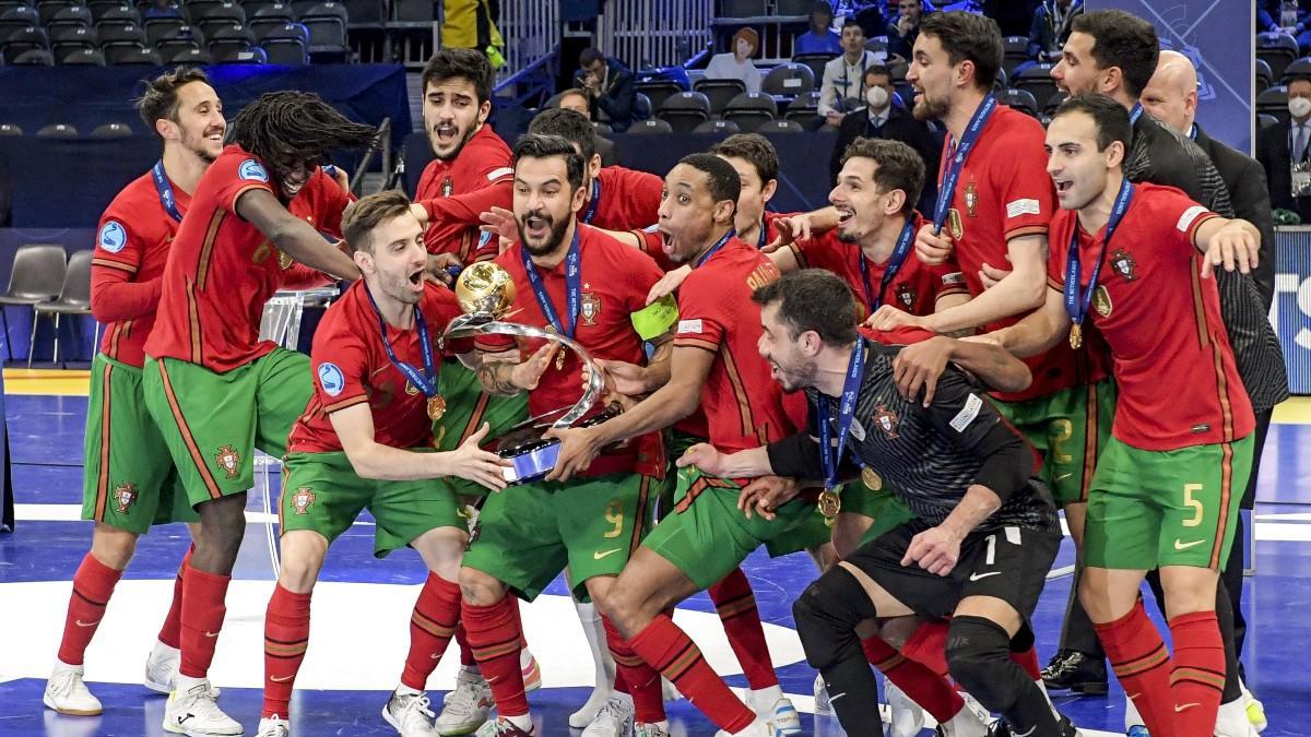 Portugal levantando el título de la Eurocopa