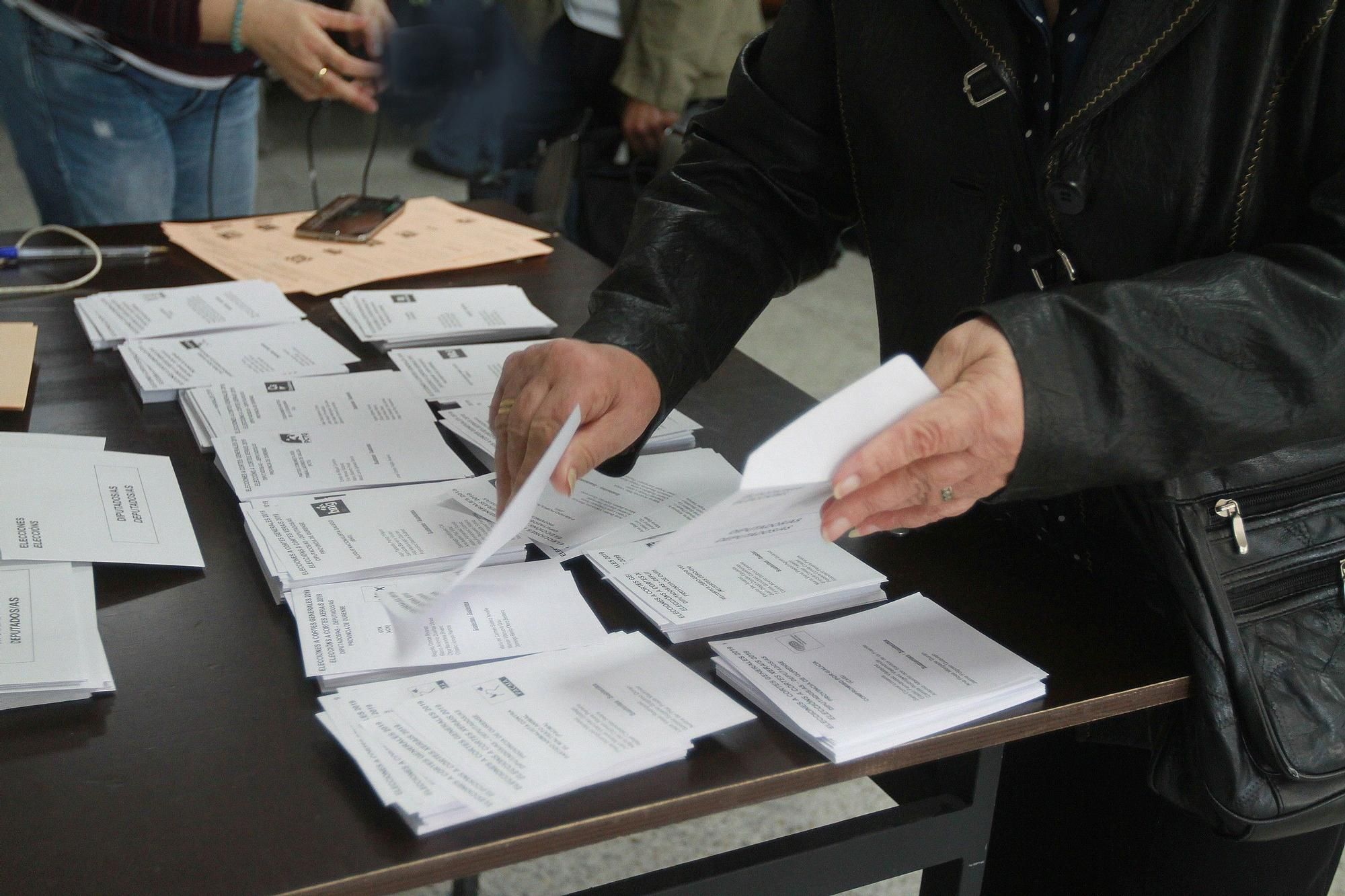 Papeletas en una mesa electoral.