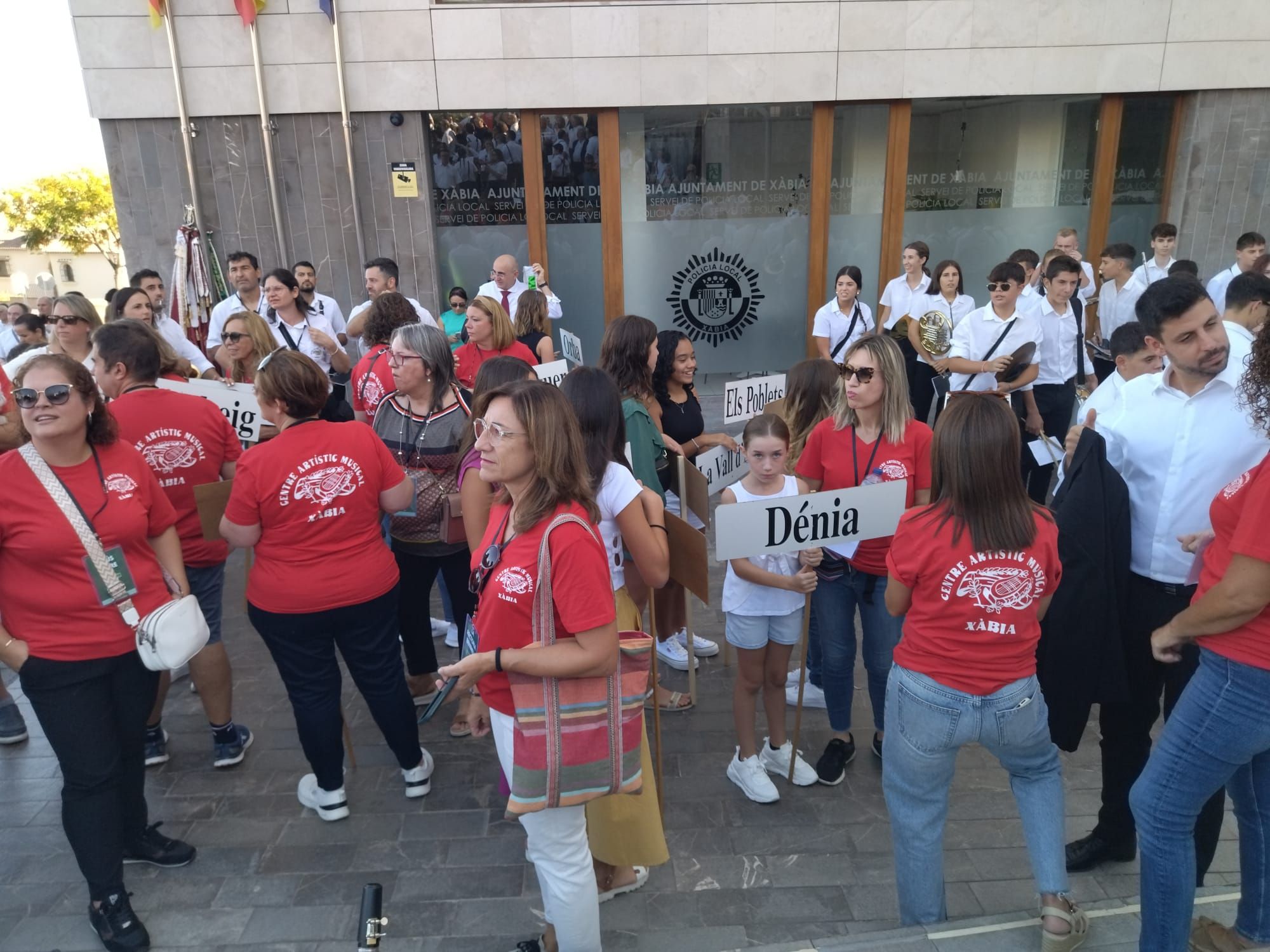 Xàbia, capital de la música: más de 800 músicos de toda la comarca llenan de vida las calles (imágenes)