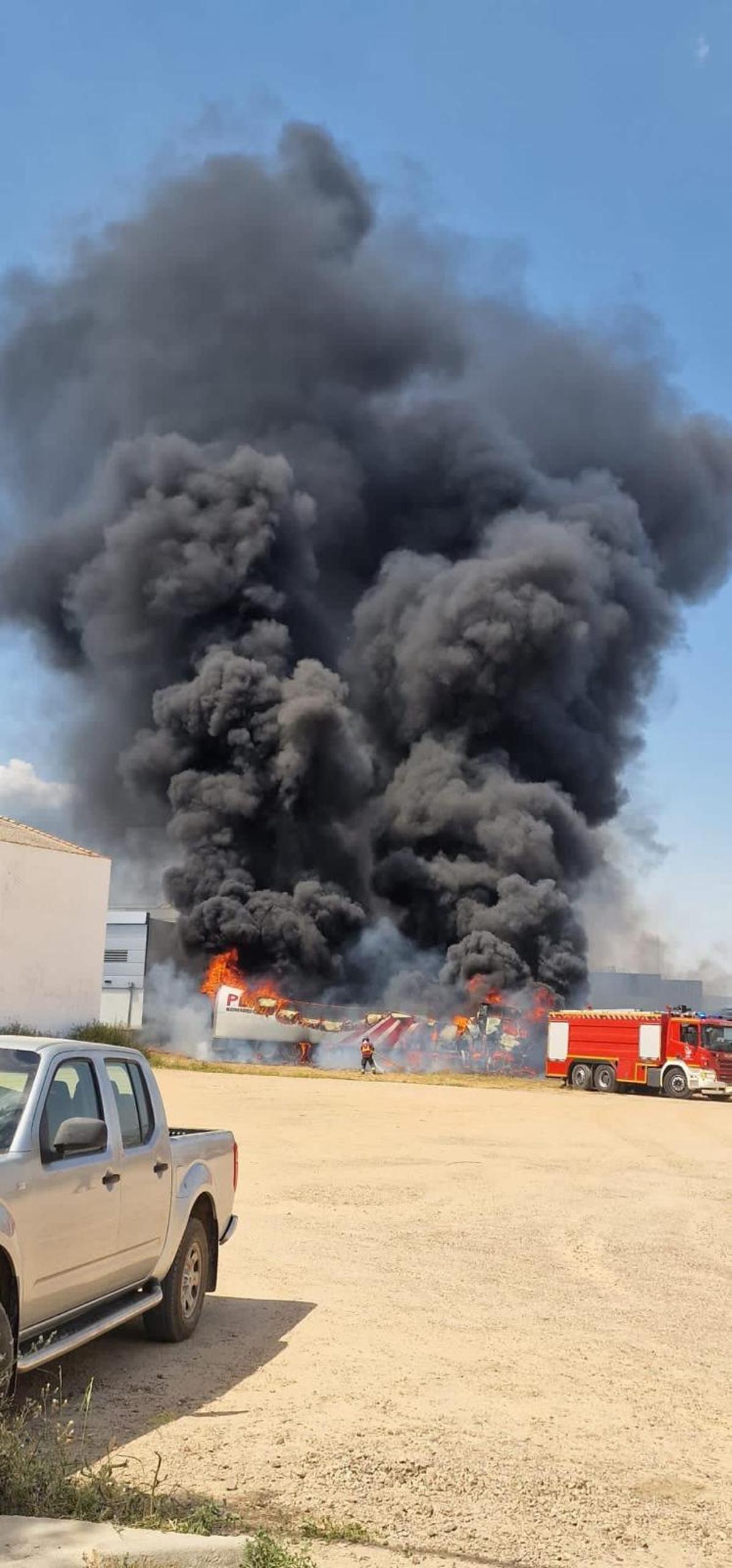 Camión incendiado en Don Benito.