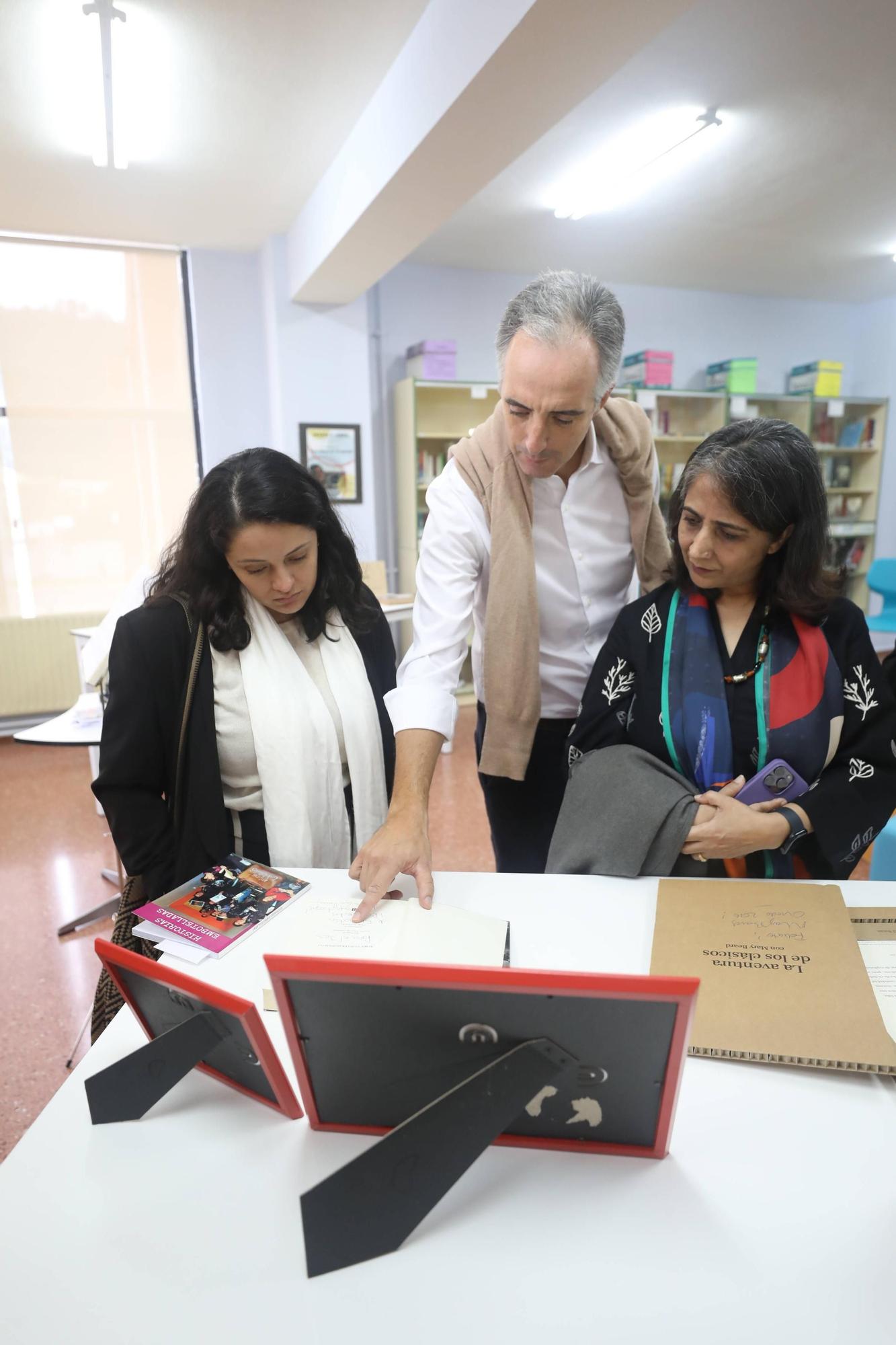 El director de la Iniciativa Medicamentos para Enfermedades Desatendidas visita el IES Batán de Mieres