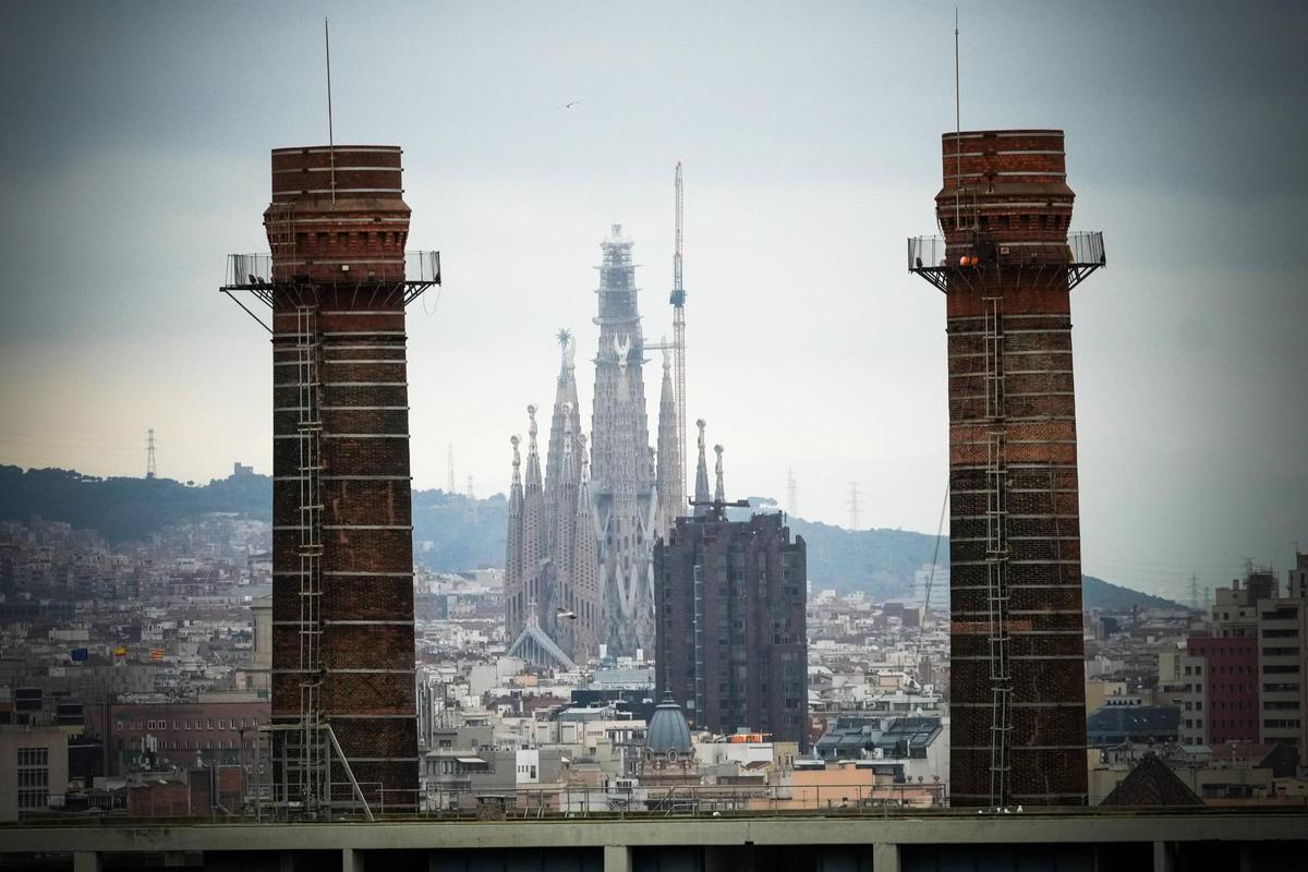 La cruz que corona la Sagrada Família, visible desde toda Barcelona sin andamios