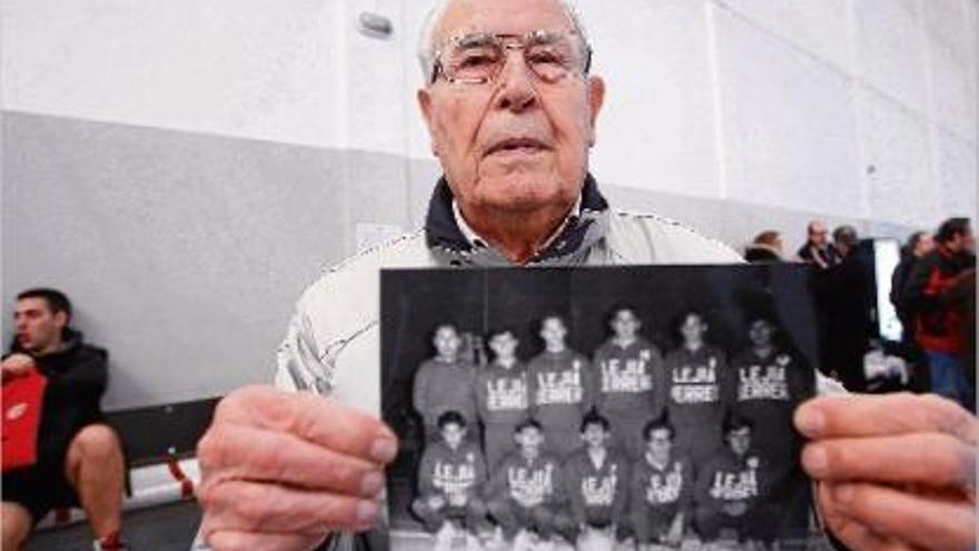 Ramon Sitjà al pavelló, amb una imatge d&#039;un equip antic del Sant Josep.