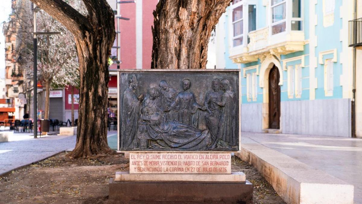Relleu en bronze d’Octavio Vicent Cortina, inaugurat el 18 de juliol de 1971, ubicat a la Plaça de la Constitució.
