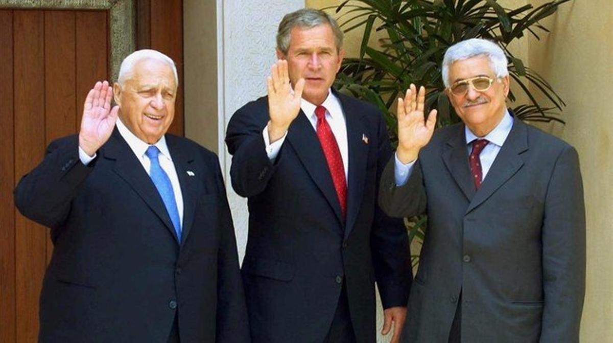 Ariel Sharon junto a George Bush y Mahmoud Abbas durante las conversaciones de paz en Aqaba, Jordania, en 2003