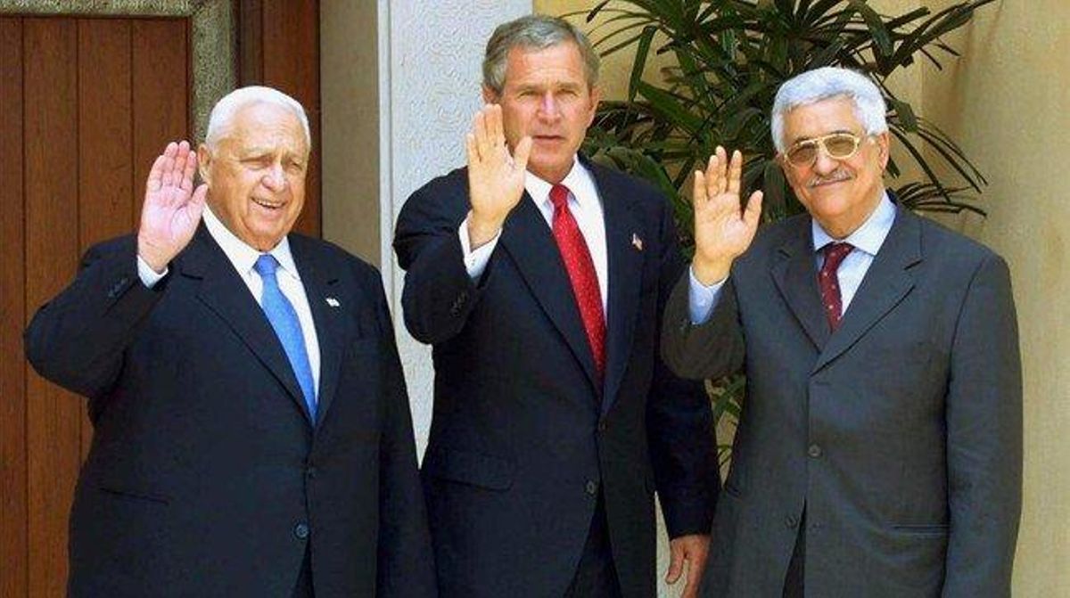 Ariel Sharon amb George Bush i Mahmud Abbàs durant les converses de pau a Aqaba, Jordània, el 2003.