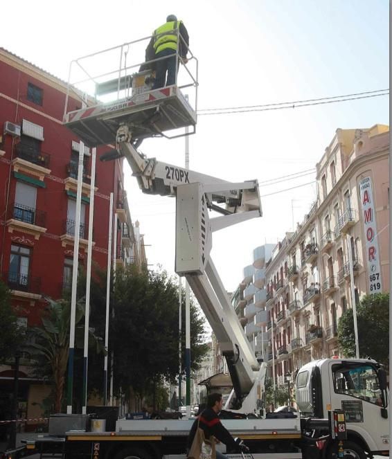 Polémica instalación de las luces de Fallas en la calle Sueca