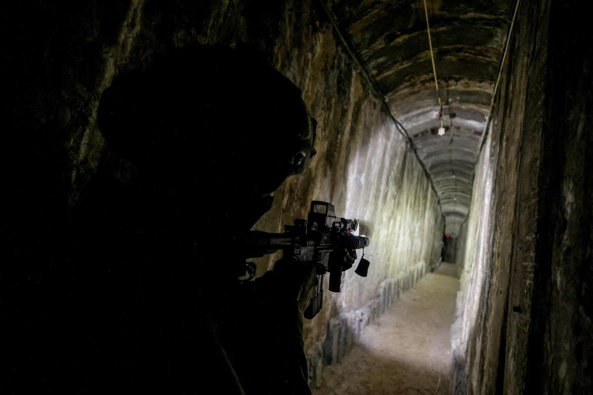 Un soldat israelià assegura un túnel sota l'Hospital Al Shifa a la ciutat de Gaza, enmig d'una operació contra Hamàs.