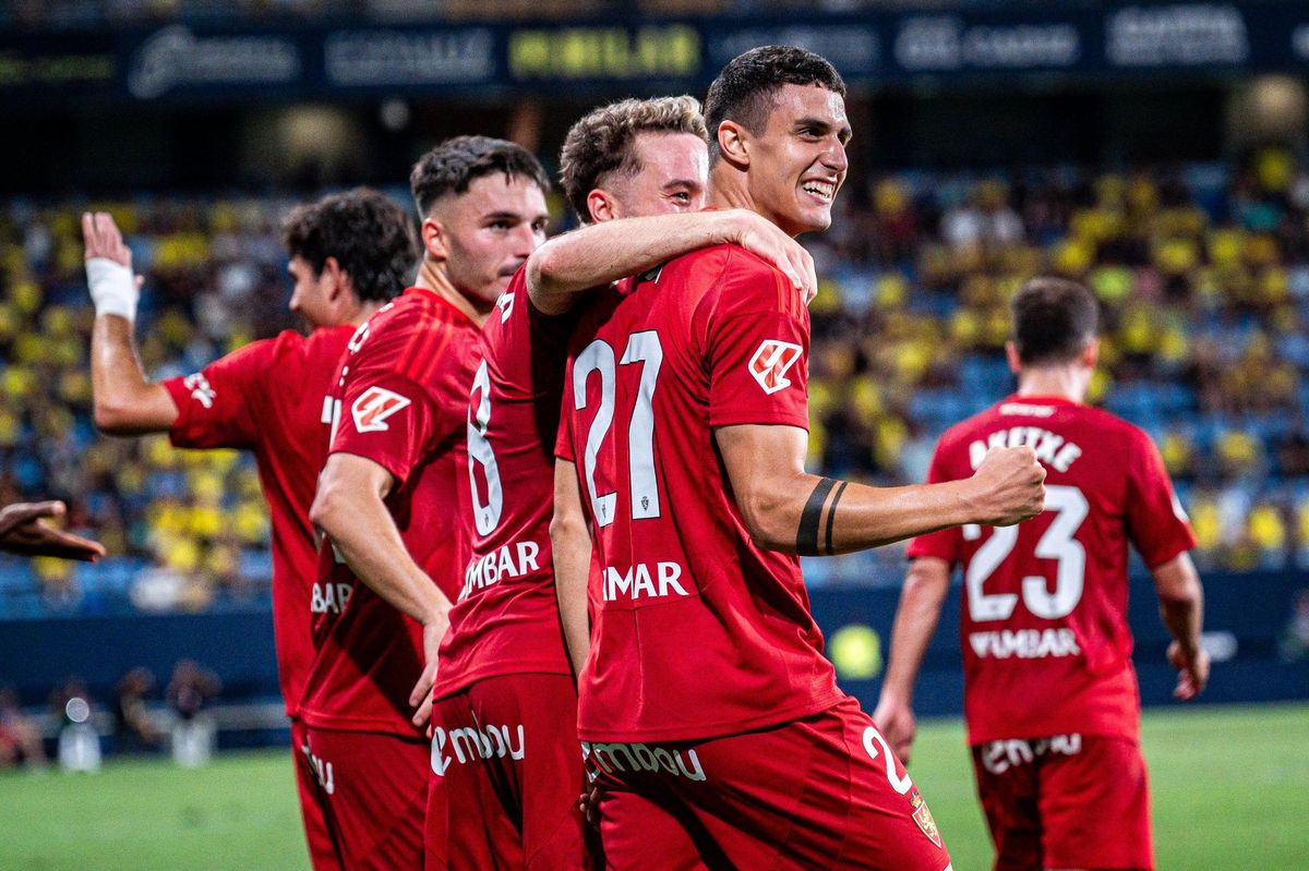 Luna celebra junto a Marc Aguado su gol al Cádiz la pasada temporada.