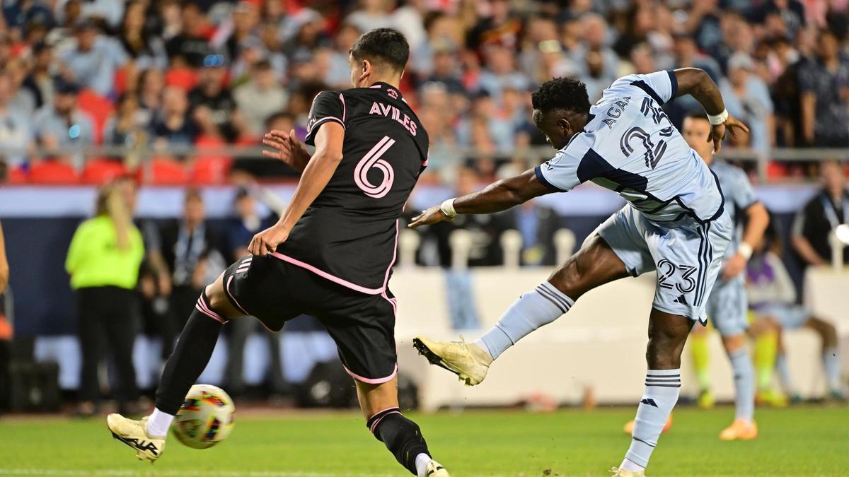 Willy Agada dispara a puerta en un partido de la MLS ante Avilés, del Inter Miami.