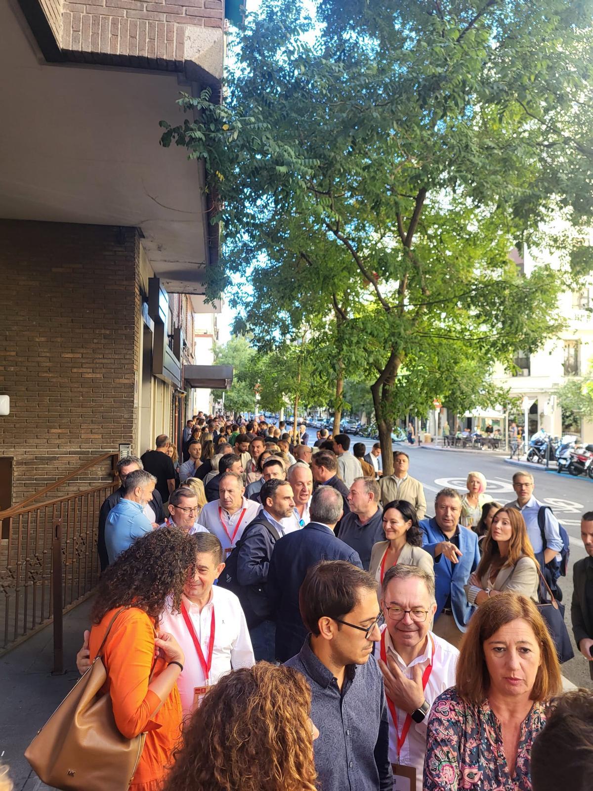 Los líderes territoriales guardan turno para hacer declaraciones, con ellos aguardan los integrantes del Comité Federal de su comunidad como muestra de unidad..