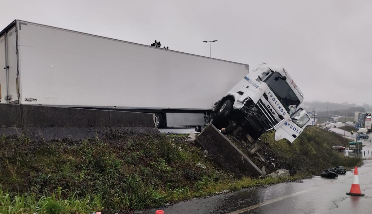 La cabina de un tráiler queda suspendida en el aire tras sufrir un accidente en Santiago