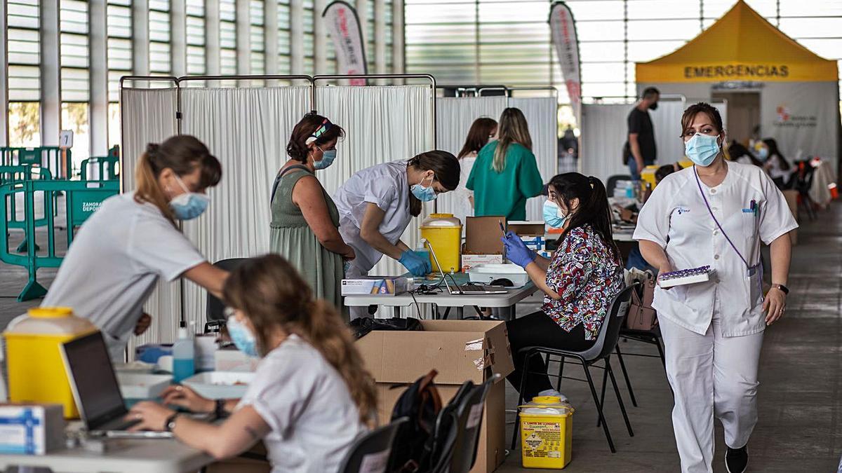 Enfermeras trabajan en el “vacunódromo” de Ifeza. | Emilio Fraile