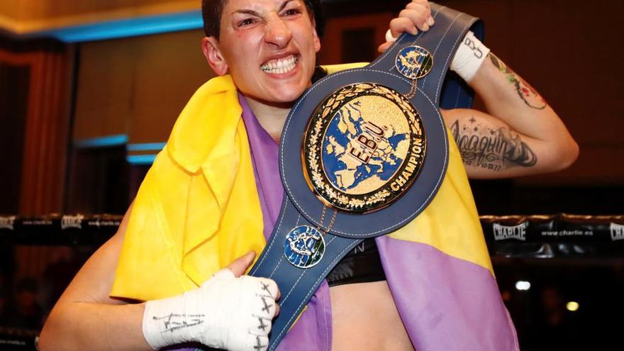 Miriam Gutiérrez celebra su victoria en el campeonato de Europa de peso ligero, tras derrotar a los puntos a la británica Samantha Smith. / Javier López.