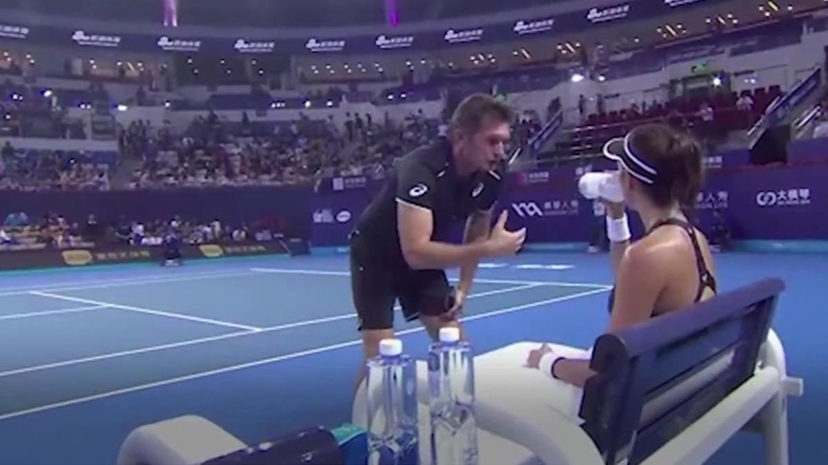 Muguruza, en plena discusión con su entrenador.