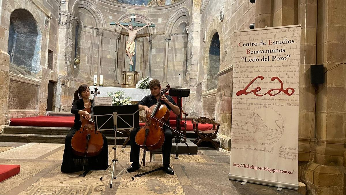 El Dúo Valenzano durante el concierto en el altar de la iglesia de San Juan del Mercado.