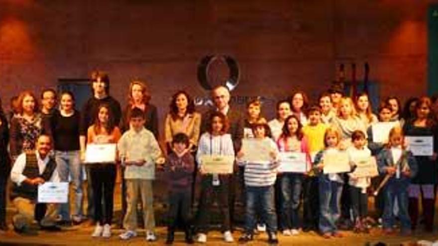 Los galardonados con el certificado de Centro Ecoambiental posan en el Club Diario con los representantes del Govern, en el centro.