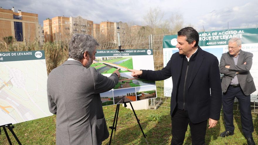 Comienza la construcción de una pasarela sobre el arroyo Pedroche en el parque de Levante