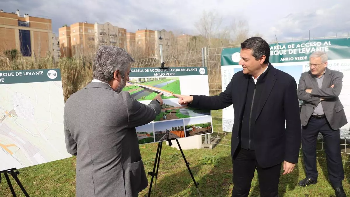 Comienza la construcción de una pasarela sobre el arroyo Pedroche en el parque de Levante