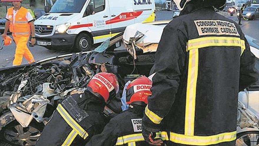 Muere el conductor de un coche tras la colisión contra un camión