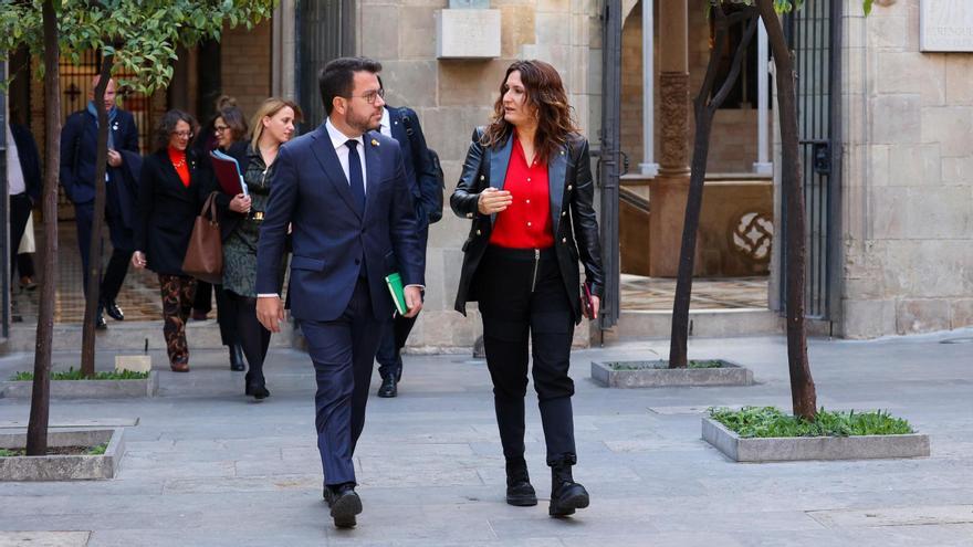 Pere Aragonès y Laura Vilagrà dirigiéndose a la reunión del Govern.