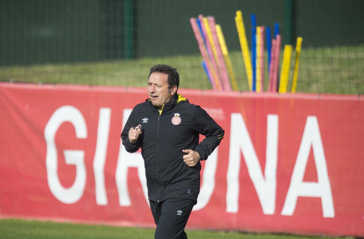 Eusebio Sacristán, durante una sesión de entrenamiento con el Girona.