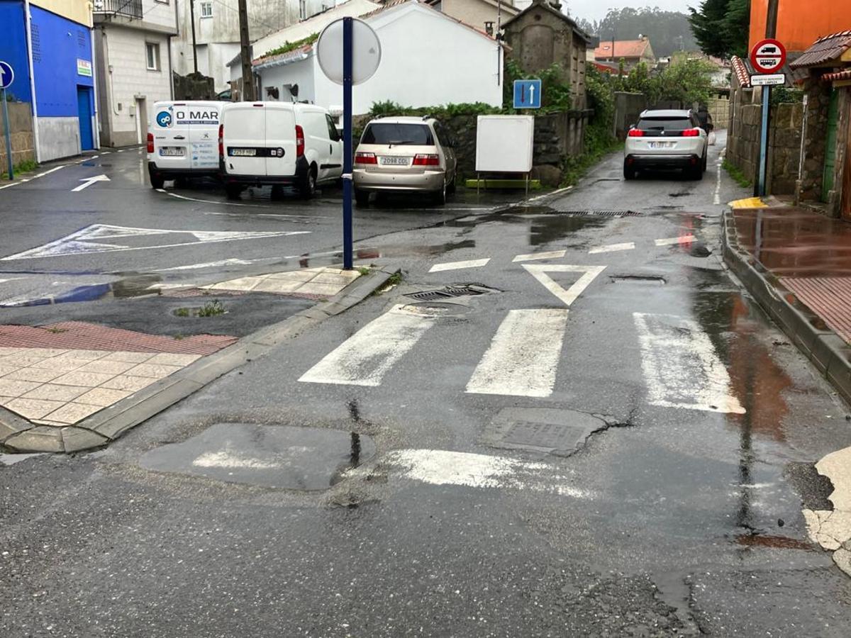 Cuando los vecinos de O Grove aluden al deplorable estado en que se encuentra la rotonda de Terra de Porto no se olvidan de destacar que el acceso desde la misma a las calles o carreteras adyacentes es igual de preocupante. El levantamiento del firme se ha intensificado durante el último fin de semana, y el problema es que amenaza con ir a más.