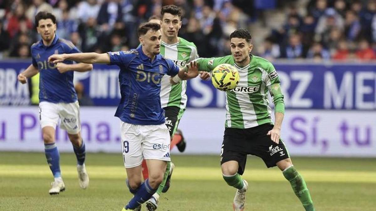Álex Forés, pugnando con Marc Bartra en el Oviedo-Betis de la pasada temporada.